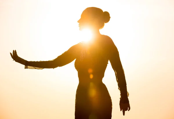 Woman dancing at sunrise — Stock Photo, Image