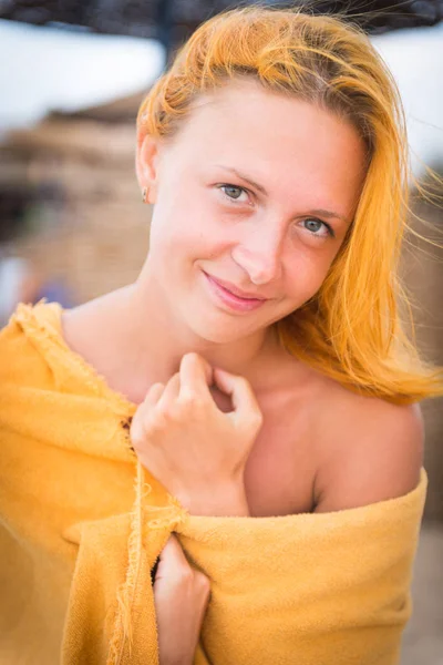 Mujer joven en la playa —  Fotos de Stock