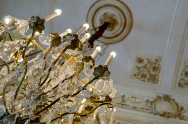 Tavanda büyük bir avize.