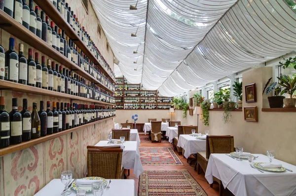 Restaurant intérieur tourné avec du vin sur les étagères — Photo