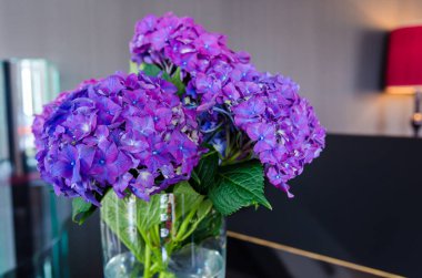 Restoranda çiçekler.