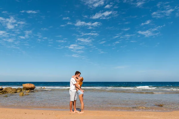 Romantique jeune couple sur la plage — Photo