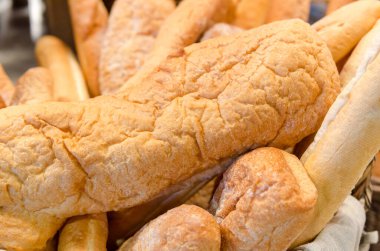 İçinde bir sürü ekmek olan sepet.