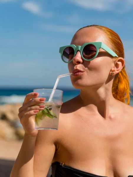 Junge Frau mit Mojito — Stockfoto