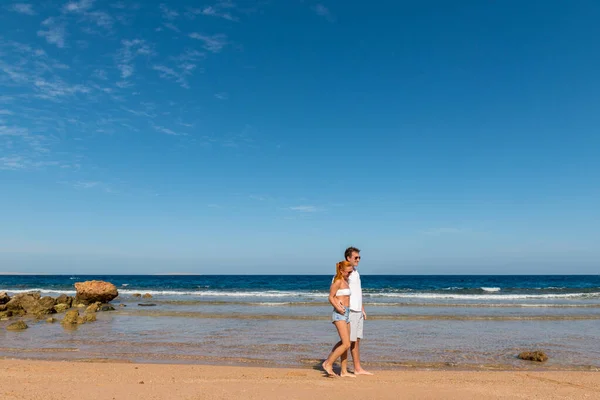 Pareja joven romántica en la playa —  Fotos de Stock