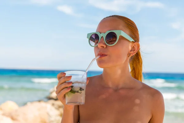 Junge Frau mit Mojito — Stockfoto