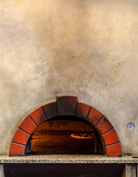Pieczenie pizzy w piecu kamiennym — Zdjęcie stockowe