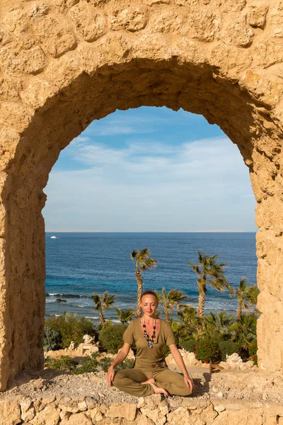 Frau macht Yoga — Stockfoto