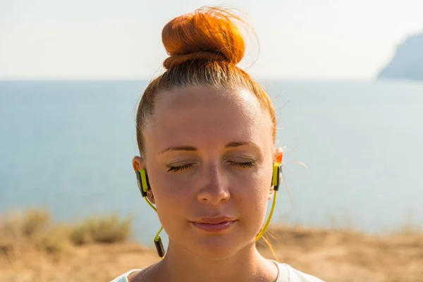 Menina fitness com fones de ouvido sem fio — Fotografia de Stock