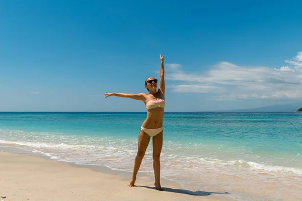 Junge Frau am Strand — Stockfoto