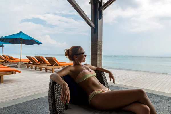 Genç kadın plaj barda rahatlatıcı — Stok fotoğraf