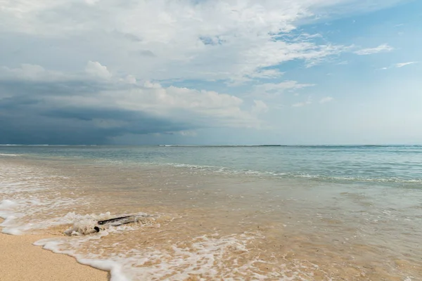 Indonezyjska plaża przed burzą — Zdjęcie stockowe