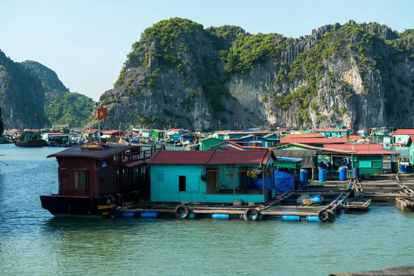 Flydende landsby i Vietnam - Stock-foto