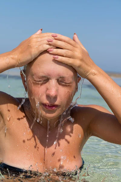 Mujer joven lavándose la cara — Foto de Stock