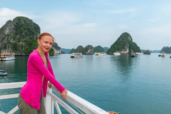 Turist på Halong Bay — Stockfoto