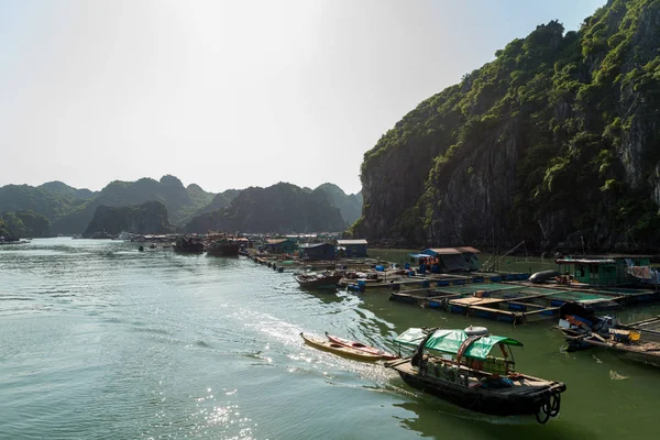 Flydende landsby i Vietnam - Stock-foto