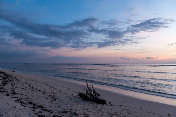 Vista do pôr do sol na ilha tropical — Fotografia de Stock