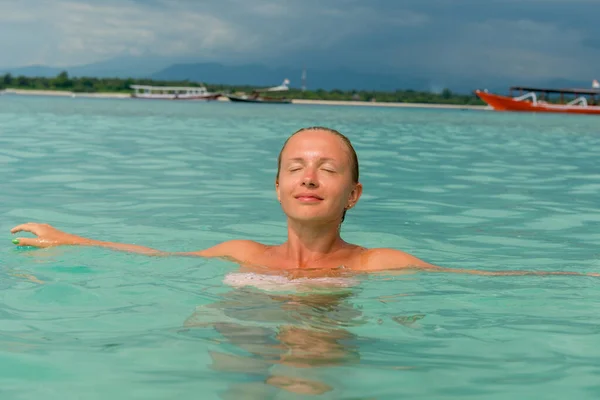 Kobieta na plaży na tropikalnej wyspie — Zdjęcie stockowe