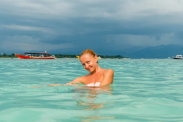 Жінка на пляжі тропічного острова — стокове фото