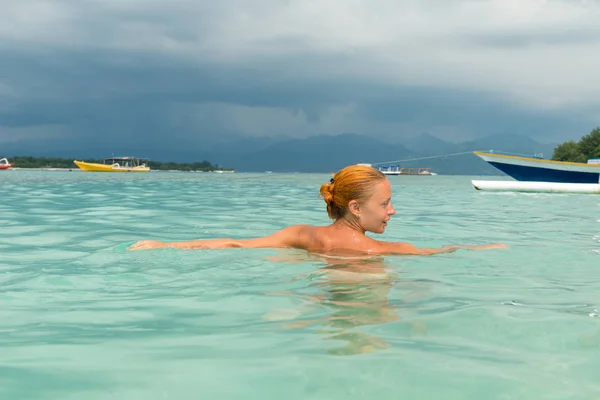 Woman at tropical island beach — Stock Photo, Image