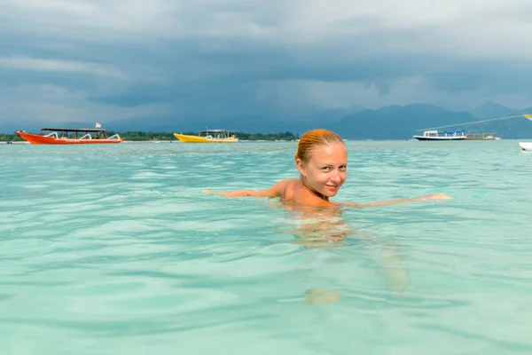 Kadın tropik ada Beach — Stok fotoğraf