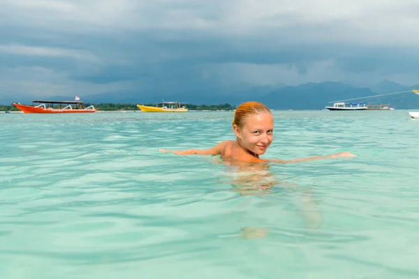 Kobieta na plaży na tropikalnej wyspie — Zdjęcie stockowe