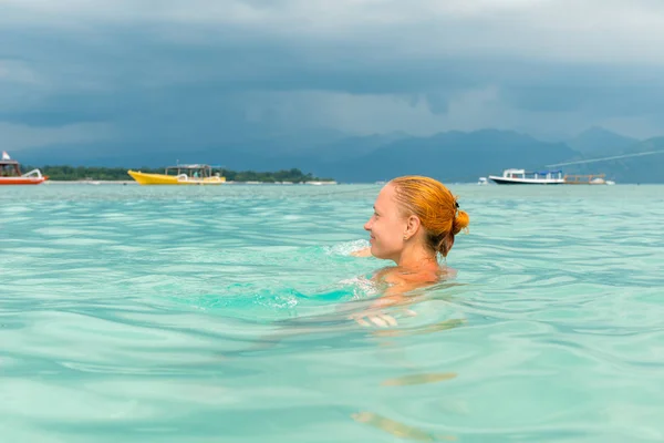 Woman at tropical island beach — Stock Photo, Image