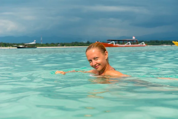 Kvinna på tropisk ö stranden — Stockfoto