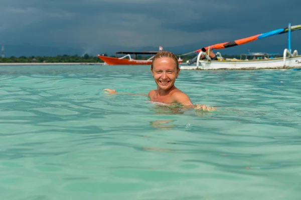 Žena na pláži tropického ostrova — Stock fotografie