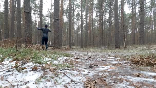 Молодой спортсмен проводит вылазки в лесу — стоковое видео