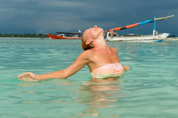 Woman at tropical island beach — Stock Photo, Image