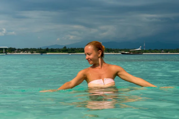 Vrouw aan het tropische eiland strand — Stockfoto