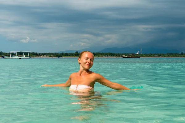 Kvinna på tropisk ö stranden — Stockfoto