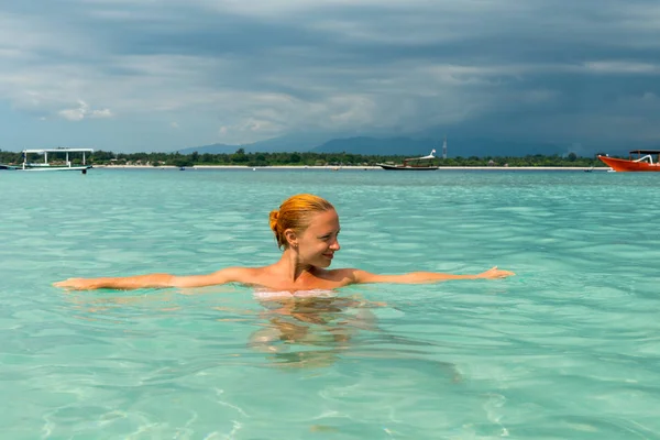 Frau am tropischen Inselstrand — Stockfoto