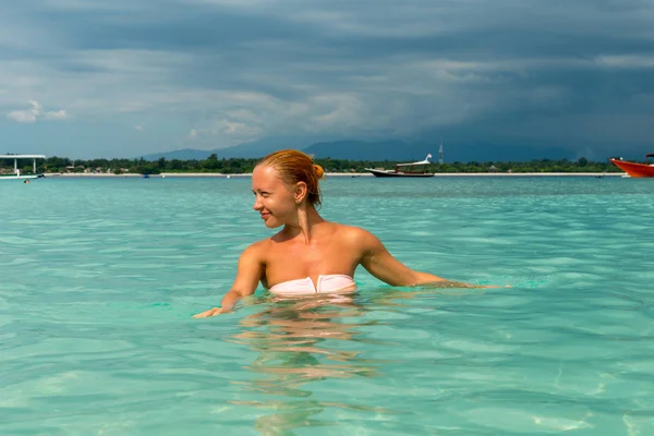 Woman at tropical island beach — Stock Photo, Image