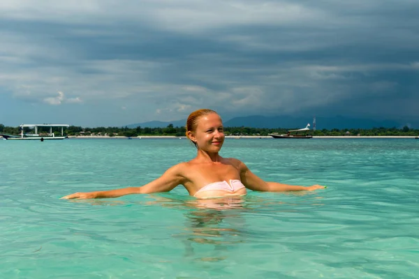 Kvinna på tropisk ö stranden — Stockfoto