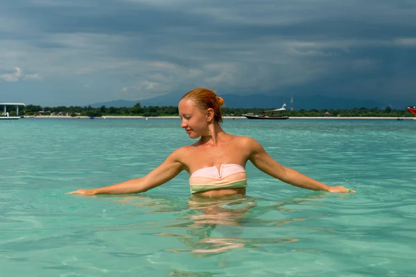 Kvinna på tropisk ö stranden — Stockfoto