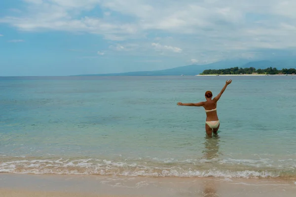 Kadın tropik ada Beach — Stok fotoğraf