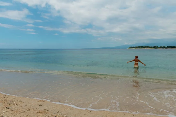 Žena na pláži tropického ostrova — Stock fotografie