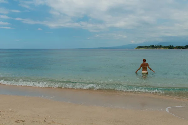 Donna sulla spiaggia tropicale dell'isola — Foto Stock