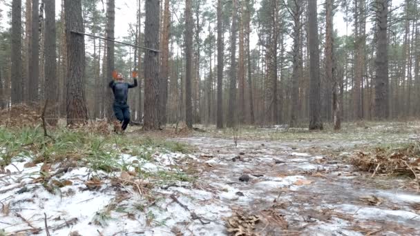 Молодой спортсмен проводит вылазки в лесу — стоковое видео