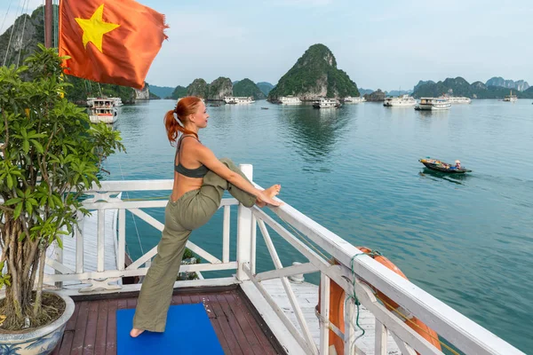 Ung kvinna som tränar yoga — Stockfoto