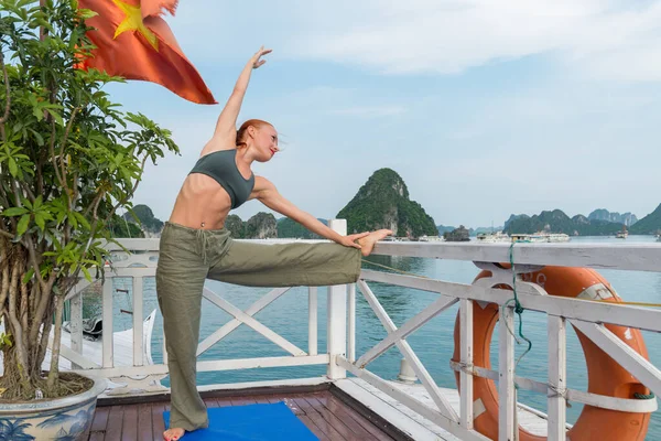 Young woman practicing yoga — Stock Photo, Image