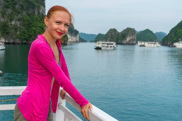 Turista en Halong Bay — Foto de Stock