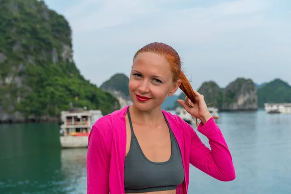 Turista en Halong Bay — Foto de Stock