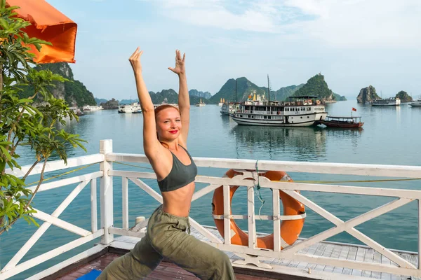 Young woman practicing yoga — Stock Photo, Image