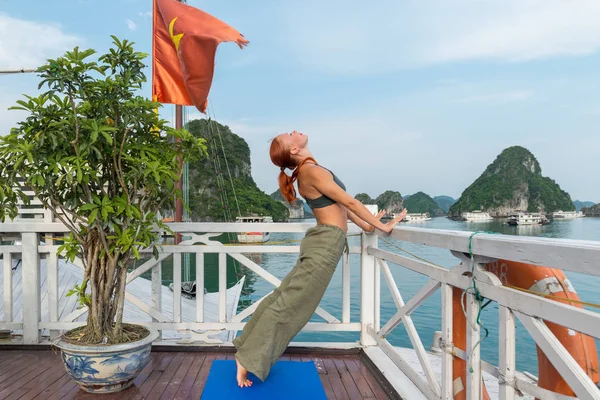 Mujer joven practicando yoga —  Fotos de Stock