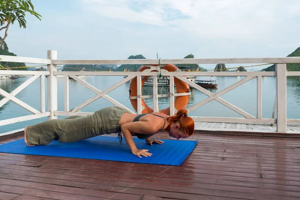 Perempuan muda Berlatih Yoga — Stok Foto