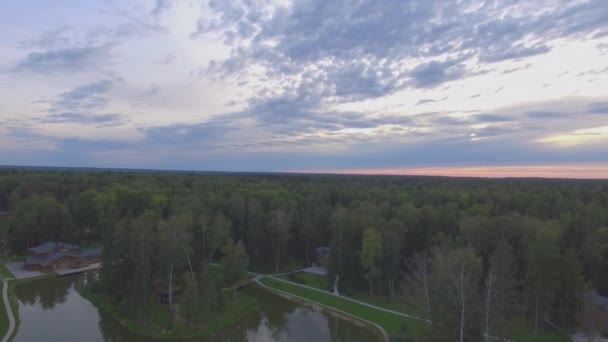 Pôr do sol da panela aérea sobre a floresta — Vídeo de Stock