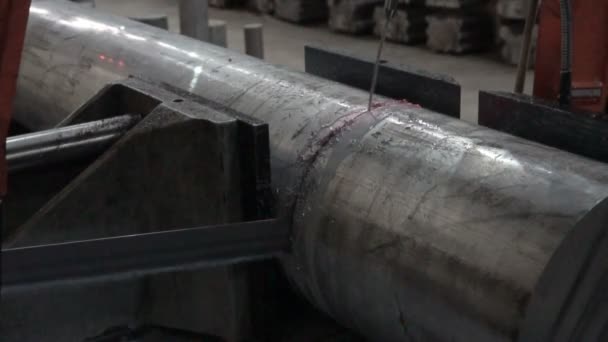 Metallsäge schneidet Stahlstange — Stockvideo